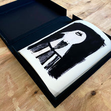 Cargar imagen en el visor de la galería, Edición giclée formato carta de 12 pz en estuche tipo almeja
